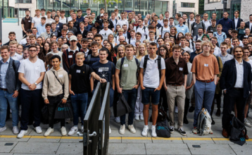 Das Bild zeigt eine Gruppe von etwa 100 jungen Studierenden auf dem Campus der BHH.