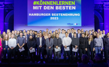 Präses der Hamburger Handelskammer Norbert Aust und Schulsenator Ties Rabe mit den besten Azubis des Jahres 2023.