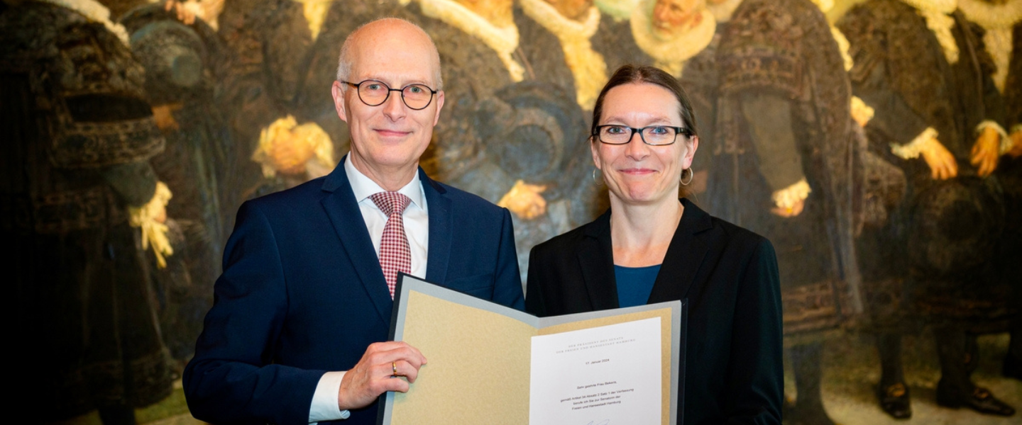 Hamburger Bürgermeister Peter Tschentscher und die neue Senatorin für Schule und Berufsbildung halten gemeinsam ihre Ernennungsurkunde.