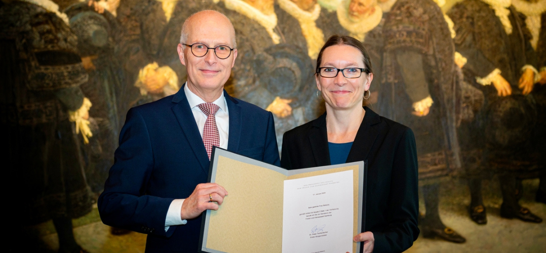 Hamburger Bürgermeister Peter Tschentscher und die neue Senatorin für Schule und Berufsbildung Ksenija Bekeris halten gemeinsam ihre Ernennungsurkunde.
