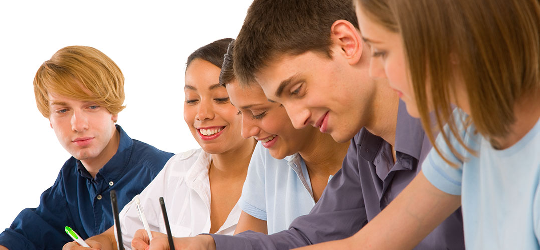 Ein Bild von vier Personen, die konzentriert arbeiten oder lernen. Jede Person hält einen Stift und schaut auf ein Papier oder Dokument. Der Hintergrund des Bildes ist weiß und bietet keinen Kontext zur Umgebung oder zum spezifischen Ort