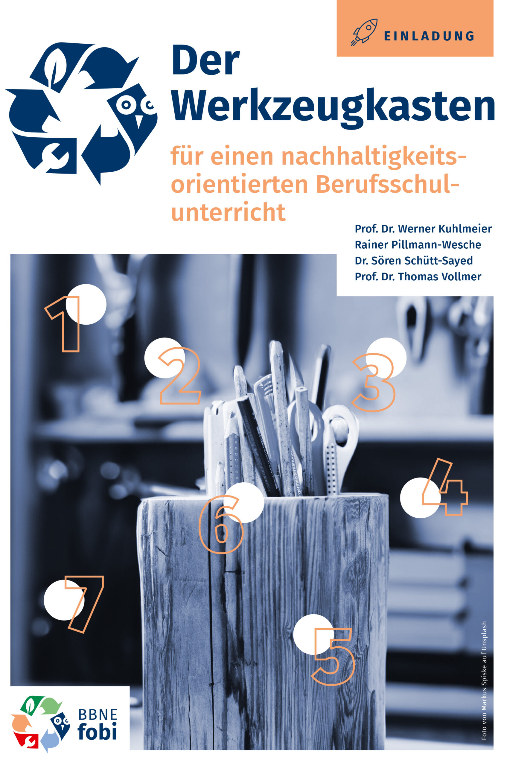 Das Foto zeigt die Titelseite der Broschüre. Rechts oben steht in einem orangenfarbigen Kasten "Einladung", daneben ganz einfach gezeichnet ein Raumschiff. Im oberen Drittel ist auf weißen Grund links ein Symbol, das aus 3 Pfeilen besteht, die kreisförmig zueinander zeigen. Daneben steht als Text "Der Werkzeugkasten für einen nachhaltigkeitsorientierten Berufsschulunterricht". Darunter stehen 4 Namen: Prof. Dr. Werner Kuhlmeier, Rainer Pillmann-Wesche, Dr. Sören Schütt-Sayed und Prof. Dr. Thomas Vollmer. Die unteren 2/3 des Fotos nimmt ein in blauben Farben gehaltenes Foto ein, das hauptsächlich Bleistifte in einem Behälter zeigt, der wie ein Baumstamm aussieht. Auf dem Bild gibt es ferner 7 weiße Punkte, an denen jeweils in orangener Farbe eine Ziffer von 1 bis 7 steht. Unten links ist noch ein Logo und die Bezeichnung "BBNE fobi".