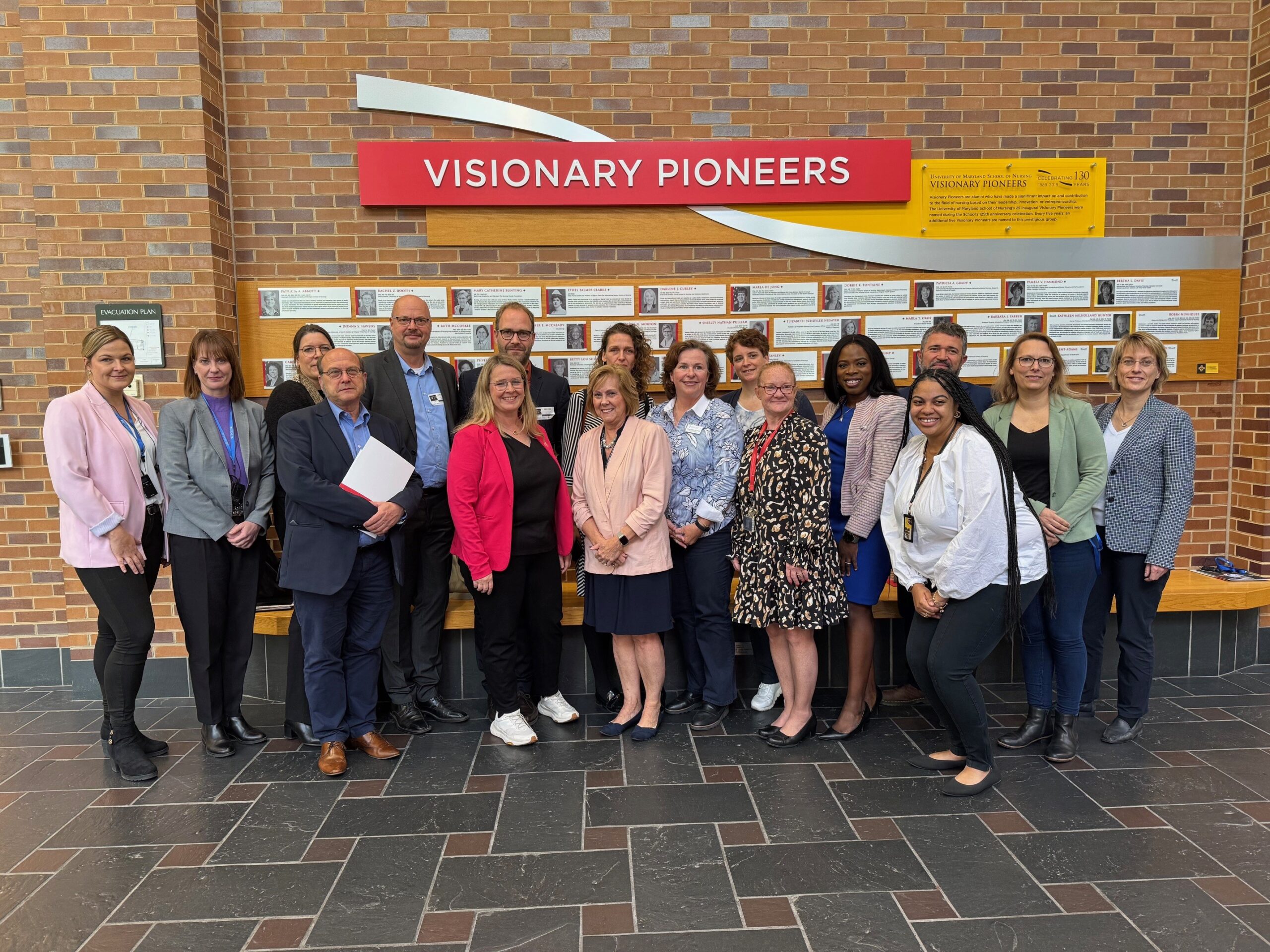 Das Bid zeigt eine Delegation des Hamburger Instituts für Berufliche Bildung gemeinsam mit Vertreterinnen und Vertretern der University of Maryland.