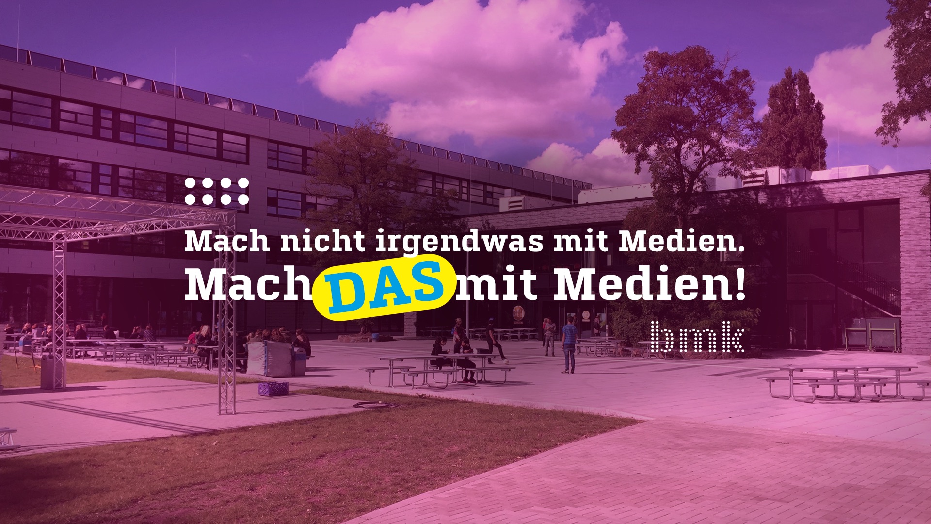 Zu sehen ist ein leerer Schulhof, künstlich pink eingefärbt. Darauf der Text: Mach nicht irgendwas mit Medien. Mach DAS mit Medien!