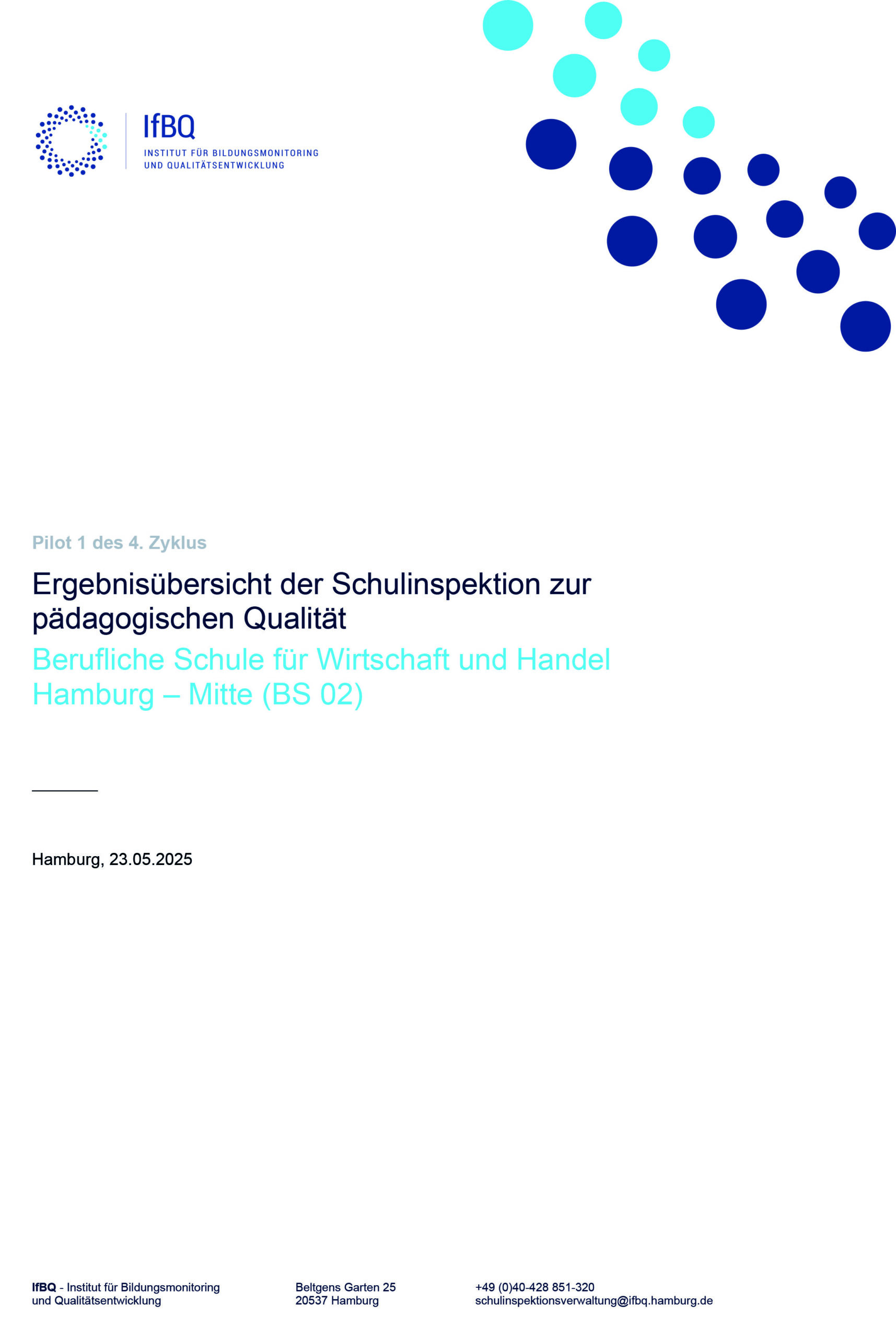 Das Foto zeigt die Titelseite des Inspektionsberichts. Diese hat einen weißen Untergrund, die Schrift und Logos sind in blauer Farbe, links oben das Logo des IfbQ, rechts oben viele Punkte. In der Mitte steht der Titel des Berichts, unten die Kontaktdaten des IfbQ.
