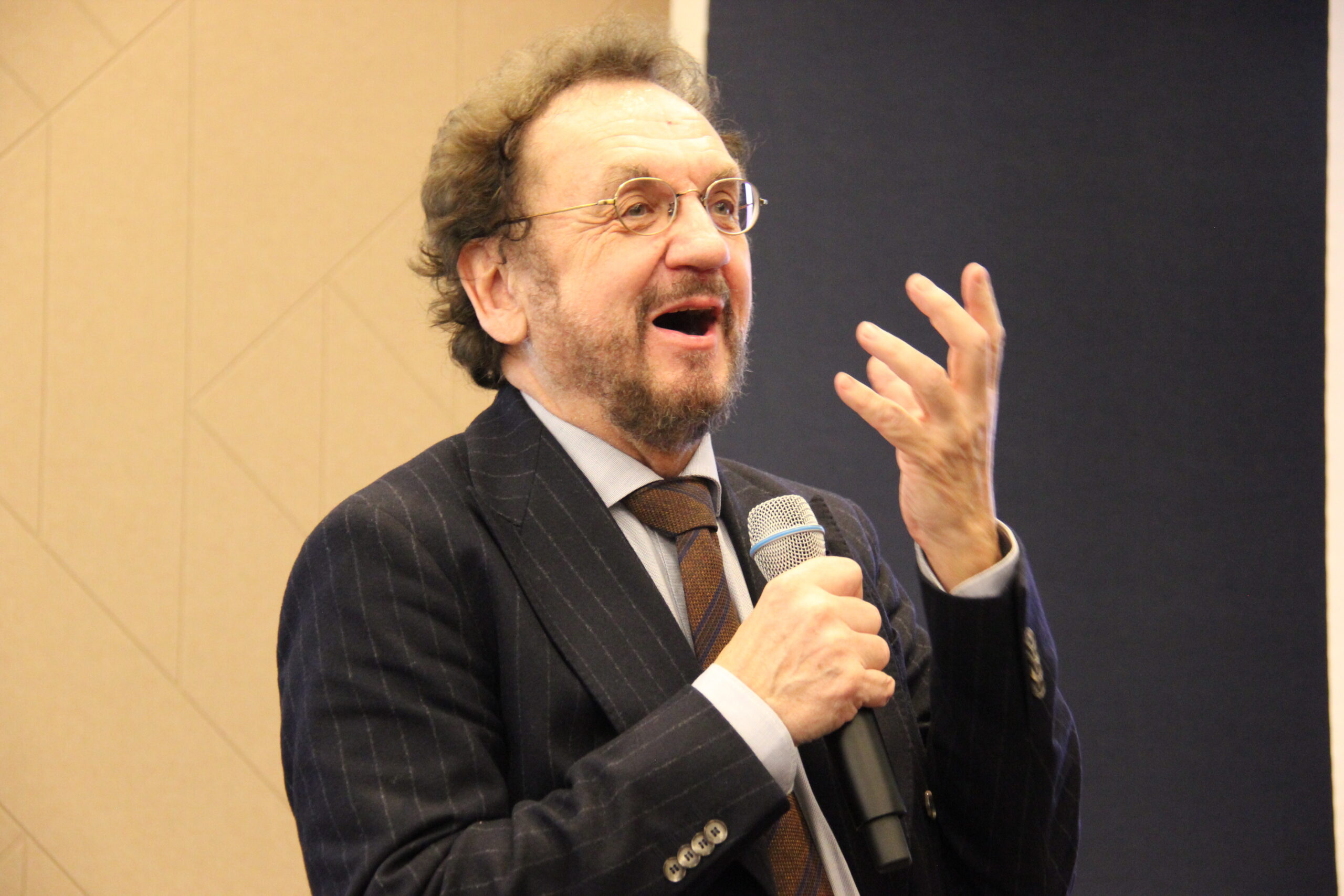 Ein Mann spricht in ein Mikrofon.