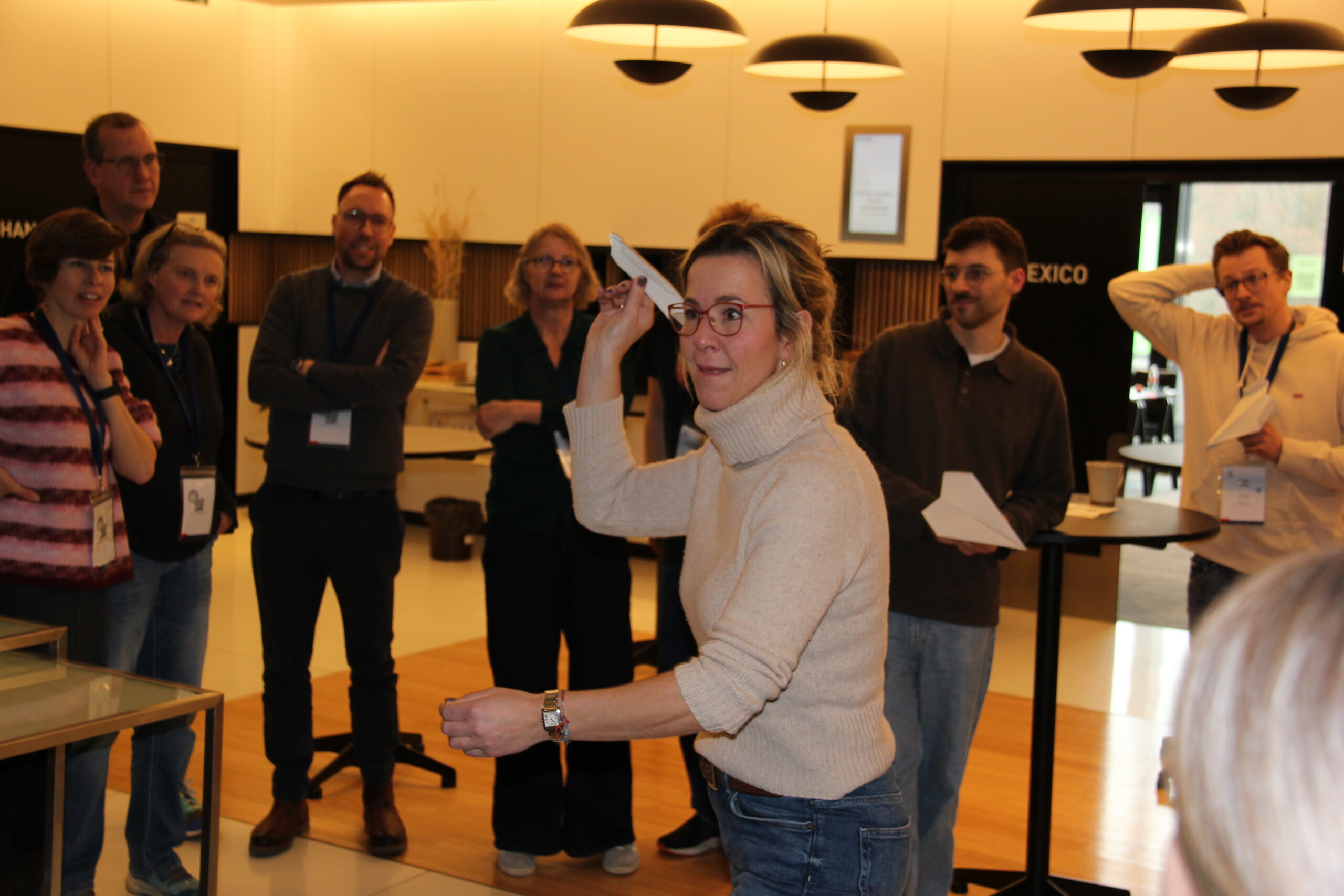 Ein Frau wirft einen Papierflieger.