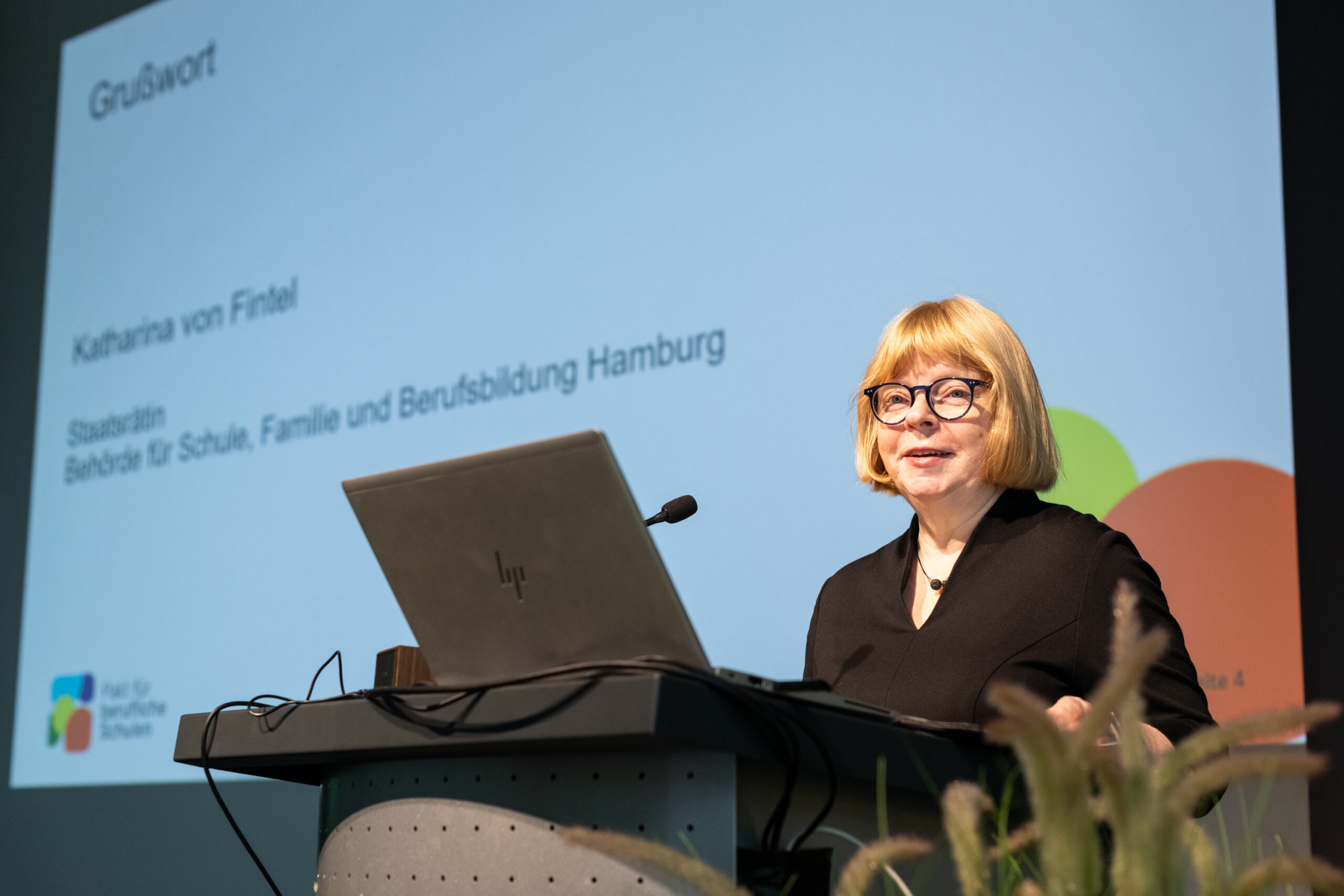 Eine Frau hält eine Rede